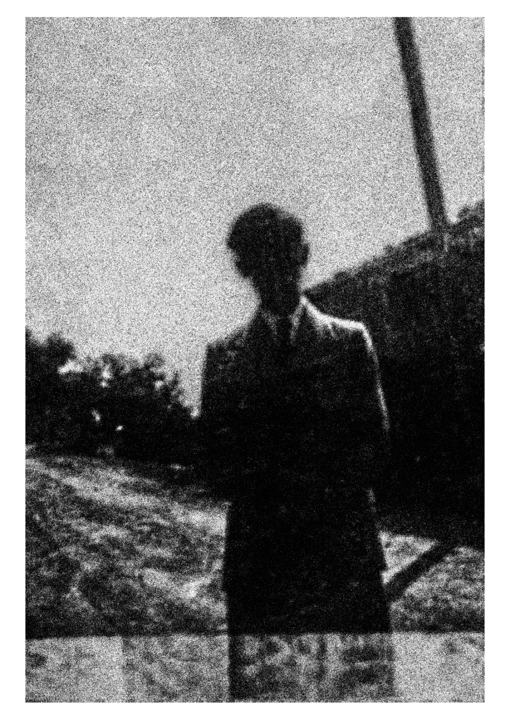 Ulrich Lebeuf, Italie, Naples, Spettri di famiglia, éditions de Juillet, mémoire, enquête, noir et blanc, charbonneux, mère, abandon, famille, fragments,