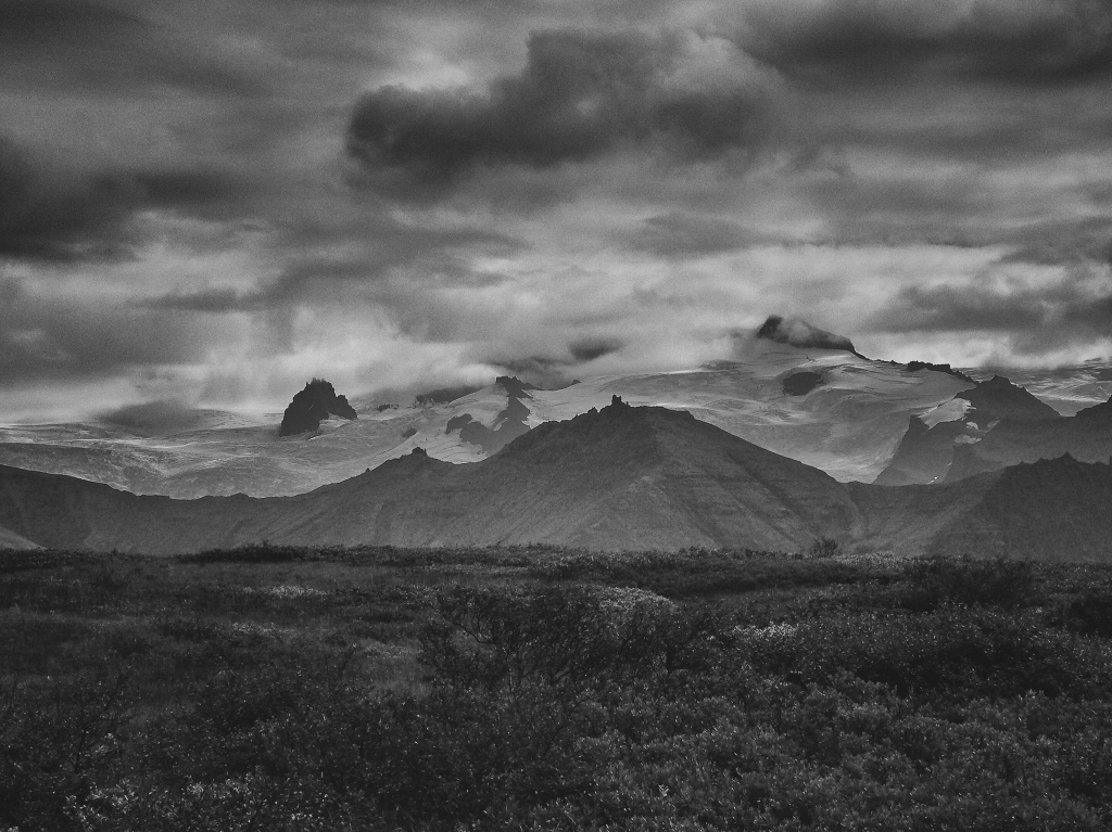 jusqu'où, Joël Van Audenhaege, Antonio Guzman, Arp2 éditions, limites, Homme, Nature, montagnes, vent, respect, protection, immensité, brume, pluie, amour,