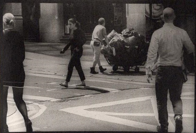 Noémi Pujol, Tempo, Arnaud Bizalion, lenteur, monde, rue, décor, théâtre, humanité, spectacle, musique, voyage, partout, ailleurs, Frédéric Martin, 5ruedu, livre photo, chronique, 