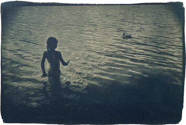 Marie Bienaimé, Avant, éditions émulsion, cyanotype, beauté, enfance, monde, douceur, calme, tranquillité, garder, voyage, livre photo, chronique, Frédéric Martin, 5ruedu, 