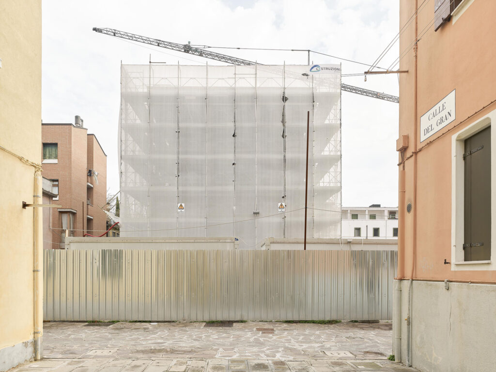 Roberto Giangrande, éditions LightMotiv, Incompiuto, Italie, Mafia, incomplet, bâtiments, oubliés, abandonnés, détournements, vols, délits, paysage, chronique, livre photo, 5ruedu, Frédéric Martin, 
