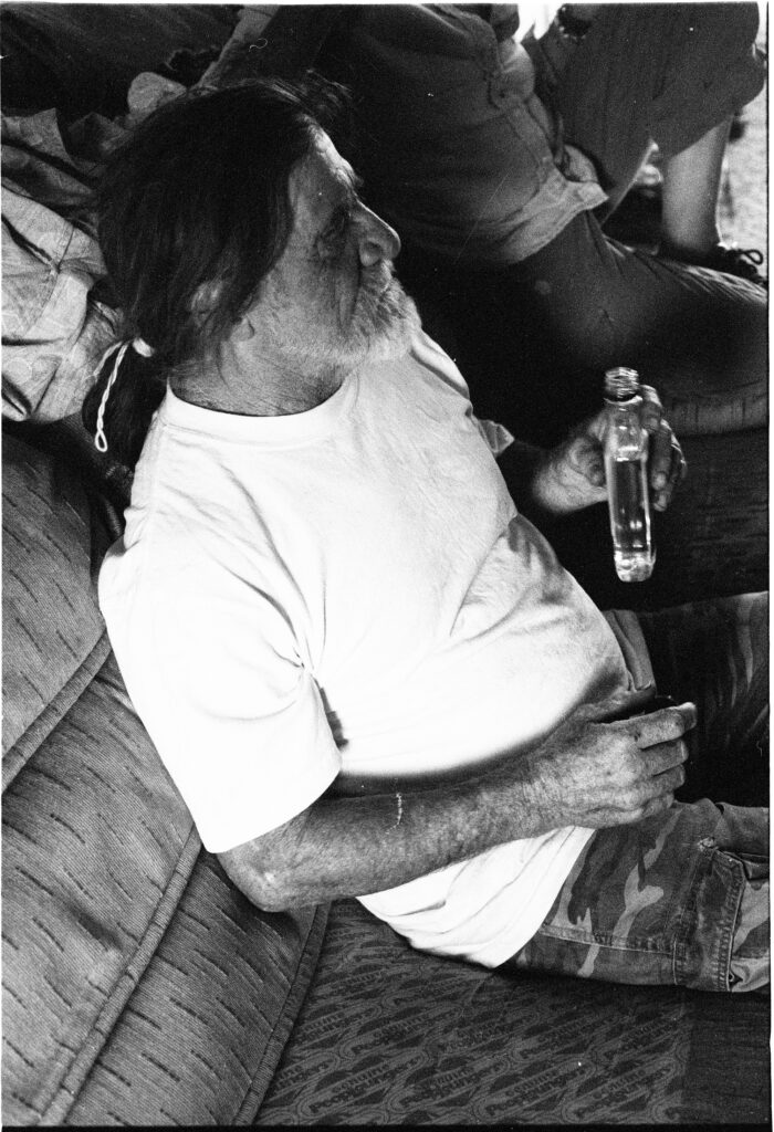 Oona Skari Duroy, Nebel Press, Backroads, USA, Etats-Unis, road-trip, misère, solitude, alcool, MAGA, Pauvreté, humain, humanité, regard, Frédéric Martin chronique livre photo, 5ruedu, 