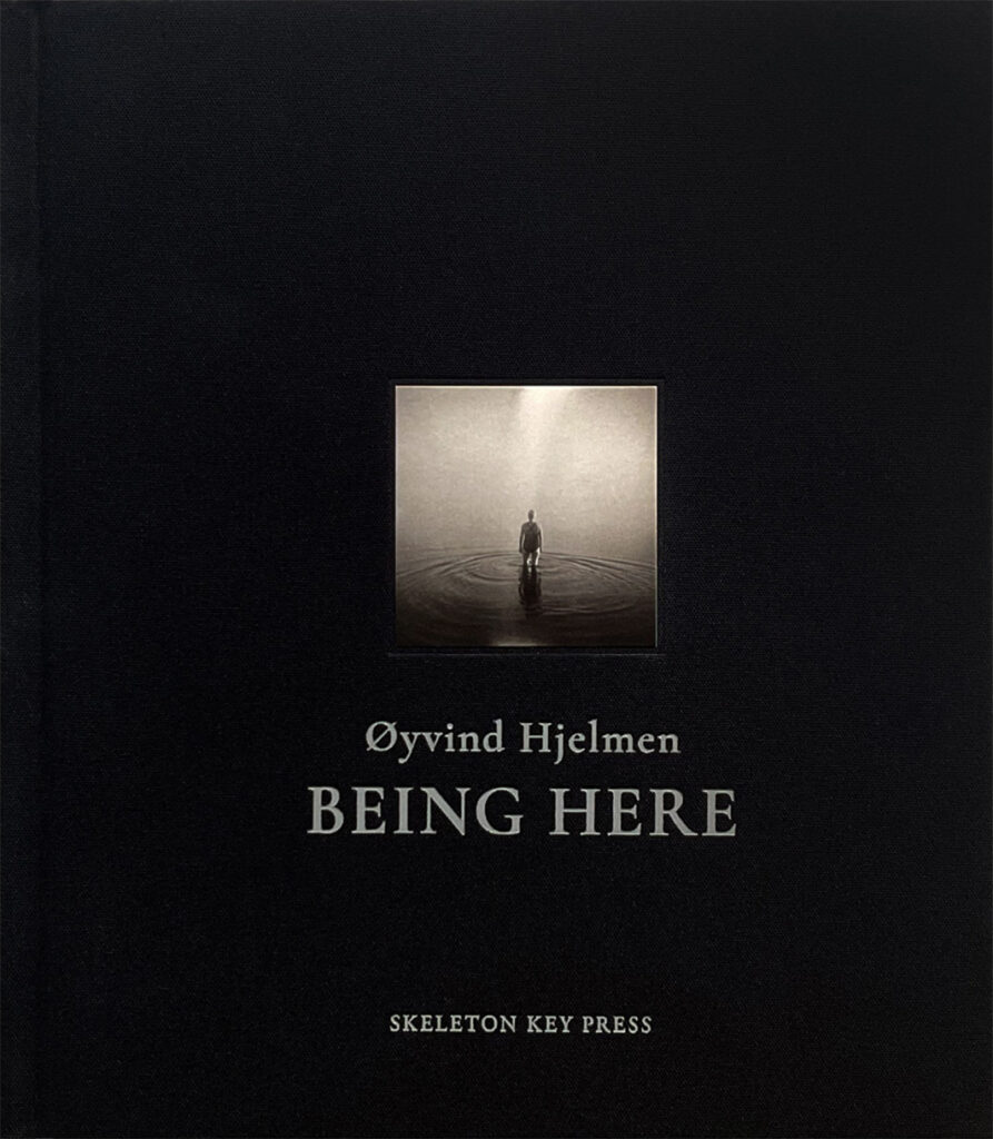Øyvind Hjelmen, Skeleton Key Press, Instant, méditation être, regarder, Being Here, être ici, être présent, présence, chronique, livre photo, Frédéric Martin, 5ruedu, 