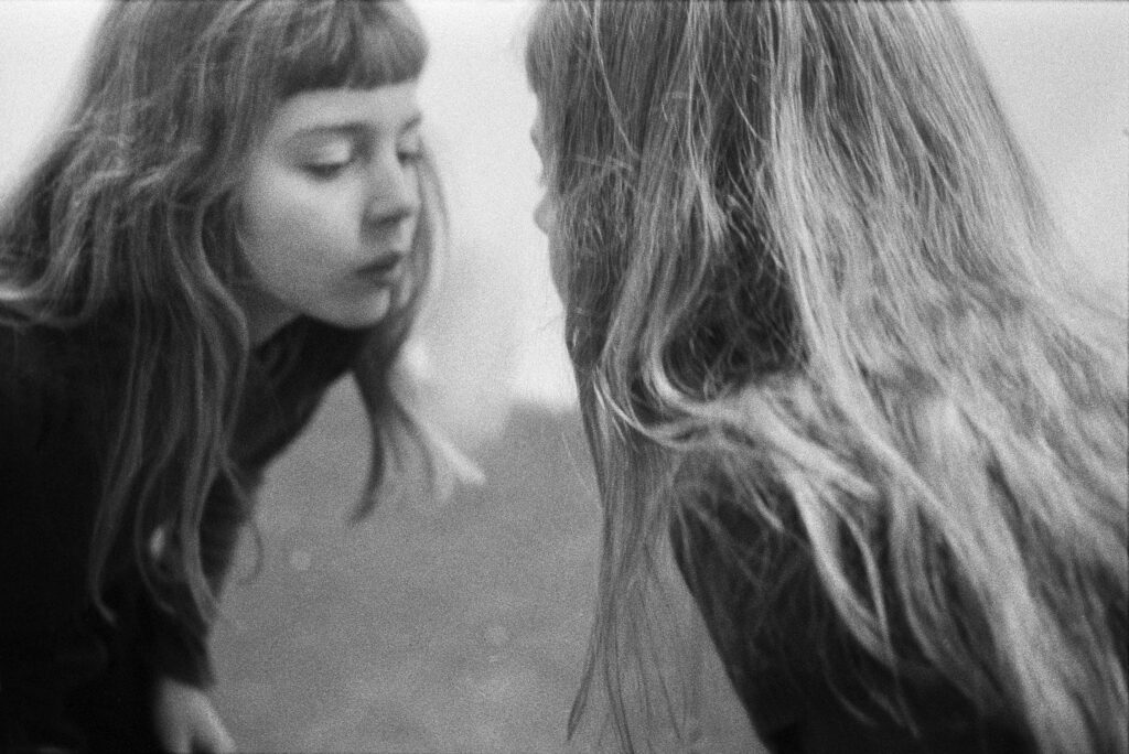 Damien Daufresne, The Overmorrow, Lamaindonne, enfance, magie, conte, fable, merveilleux, émerveillé, songe, instant, après-demain, beauté, 5ruedu, livre photo, chronique, Frédéric Martin, 