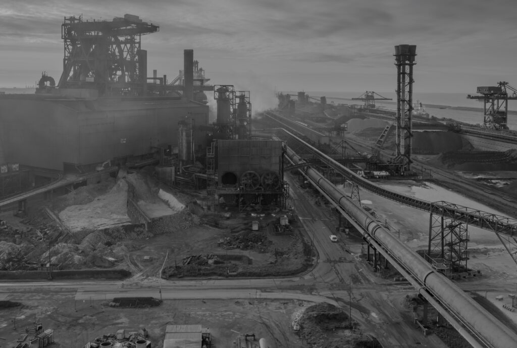 Vincent Jendly, one millimeter of black dirt and a veil of dead cows, André Frère éditions, anthropocène, Dunkerque, avenir, poussière,  noire, pollution, industrie, demain, chronique, livre photo, 5ruedu, Frédéric Martin, 