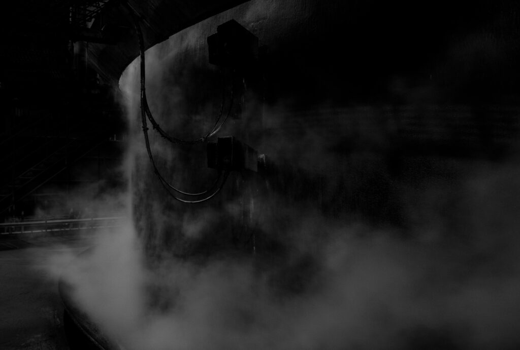 Vincent Jendly, one millimeter of black dirt and a veil of dead cows, André Frère éditions, anthropocène, Dunkerque, avenir, poussière,  noire, pollution, industrie, demain, chronique, livre photo, 5ruedu, Frédéric Martin, 