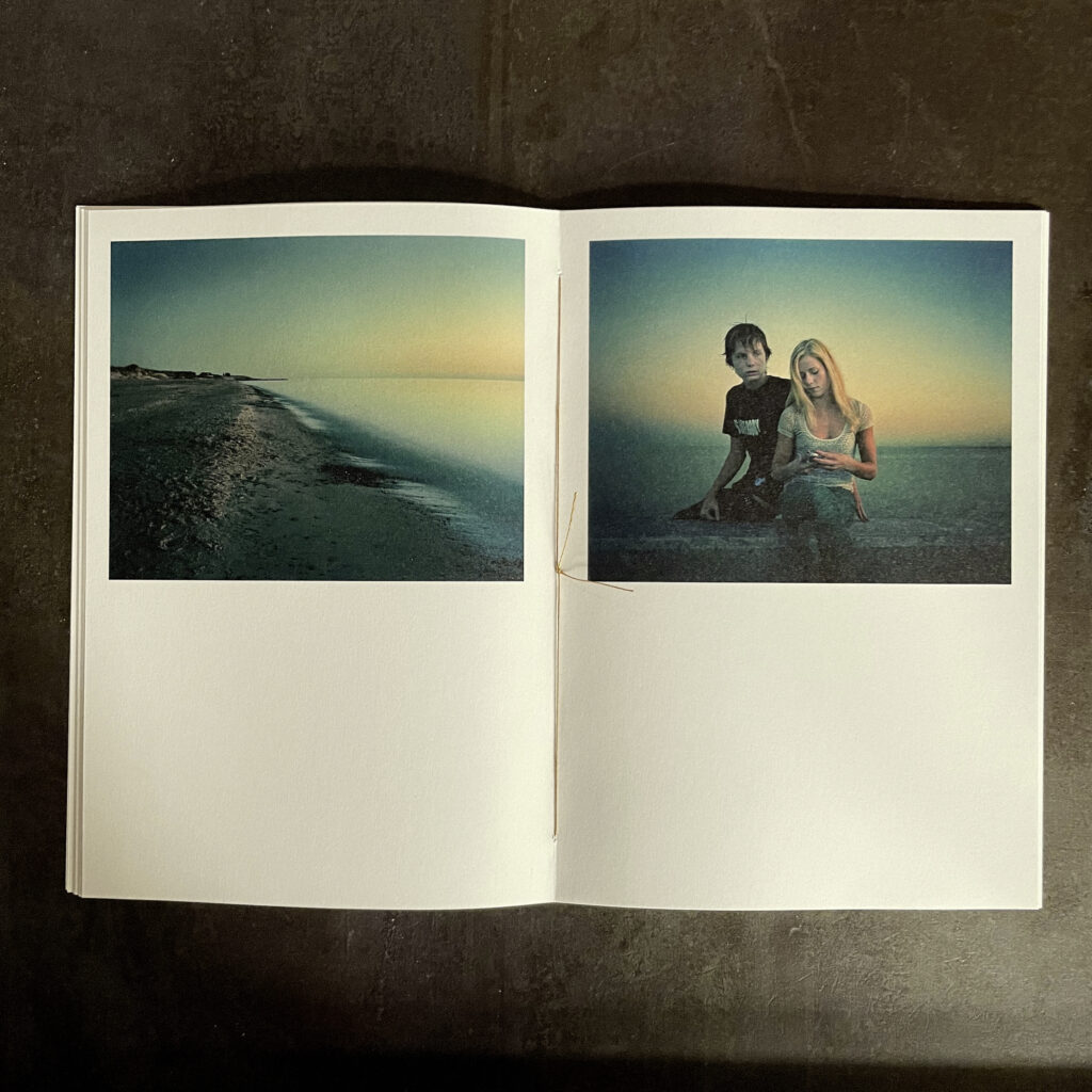Joakim Eskildsen, Fabien Ribéry, Dumas Salchli éditions, mer, soleil, distance, bonne, douceur, fragilité, Proper Distance, Zine photo, Frédéric Martin, 5ruedu, chronique, livre photo, 