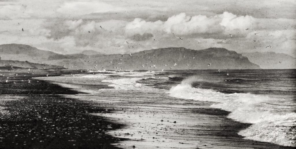 Daphne Kotsiani, Origini Eizioni, poésie, monde, montagne, beauté, infini, Temps, Tese earthly shores, Frédéric Martin, 5ruedu, chronique, livre photo, mémoire, 