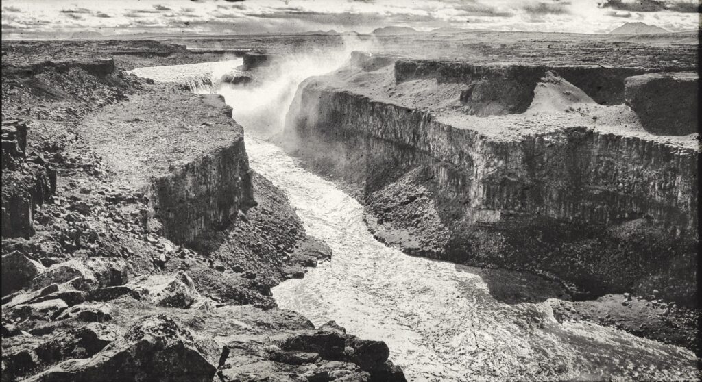 Daphne Kotsiani, Origini Eizioni, poésie, monde, montagne, beauté, infini, Temps, Tese earthly shores, Frédéric Martin, 5ruedu, chronique, livre photo, mémoire, 