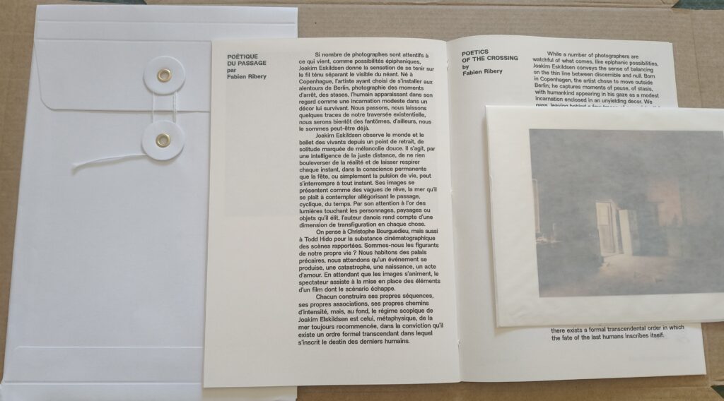 Joakim Eskildsen, Fabien Ribéry, Dumas Salchli éditions, mer, soleil, distance, bonne, douceur, fragilité, Proper Distance, Zine photo, Frédéric Martin, 5ruedu, chronique, livre photo, 