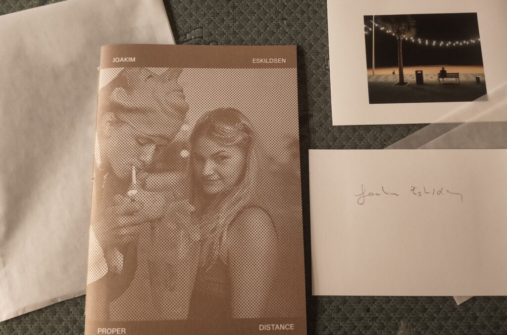 Joakim Eskildsen, Fabien Ribéry, Dumas Salchli éditions, mer, soleil, distance, bonne, douceur, fragilité, Proper Distance, Zine photo, Frédéric Martin, 5ruedu, chronique, livre photo, 