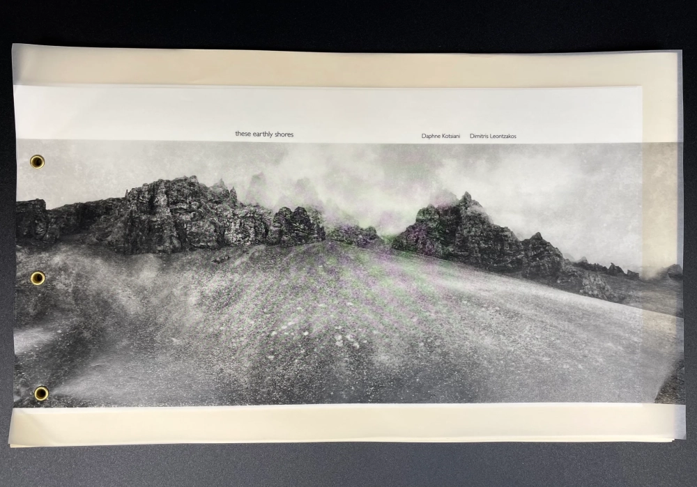 Daphne Kotsiani, Origini Eizioni, poésie, monde, montagne, beauté, infini, Temps, Tese earthly shores, Frédéric Martin, 5ruedu, chronique, livre photo, mémoire, 