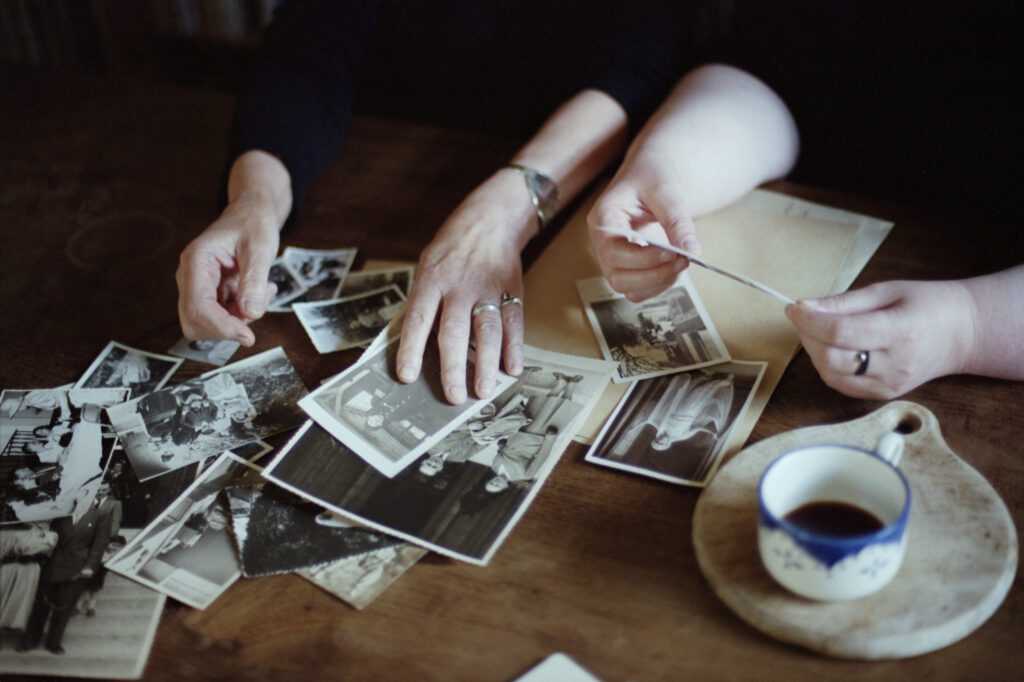 Lise Dua, Sororité, transmission, héritage, famille, éditions Isabelle Sauvage, mémoire, souvenirs, savoir, femme, mère, soeur, fille, livre, photographie, Frédéric Martin, chronique, 5ruedu, 