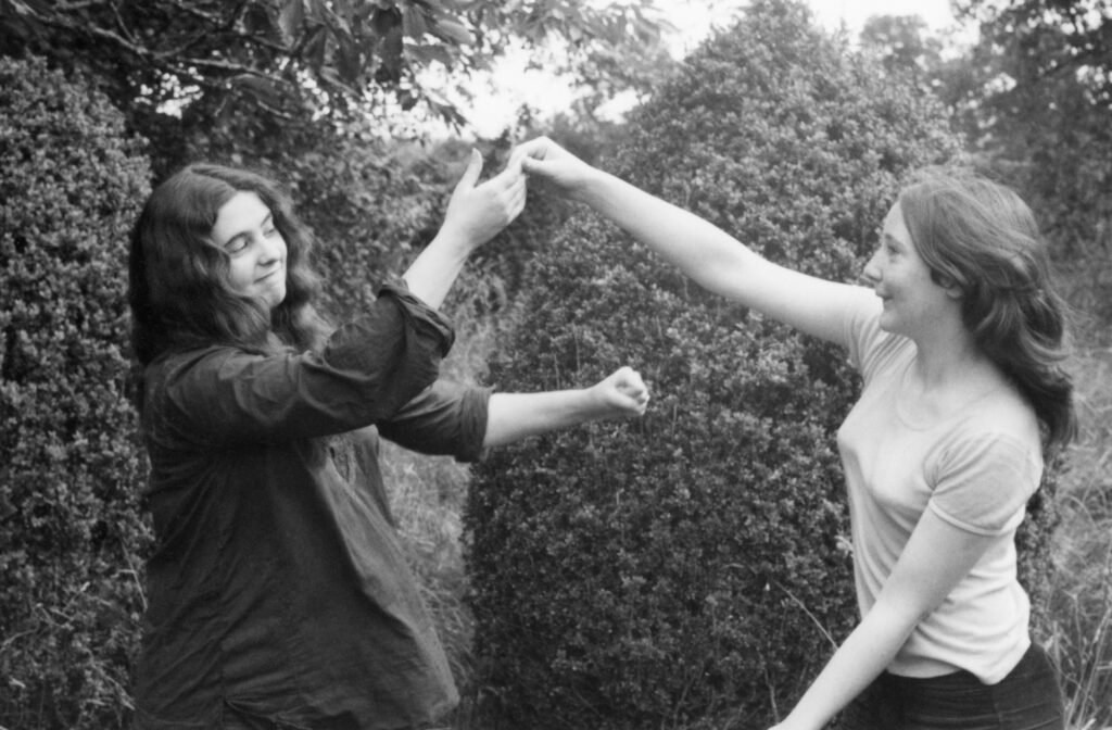 Lise Dua, Sororité, transmission, héritage, famille, éditions Isabelle Sauvage, mémoire, souvenirs, savoir, femme, mère, soeur, fille, livre, photographie, Frédéric Martin, chronique, 5ruedu, 