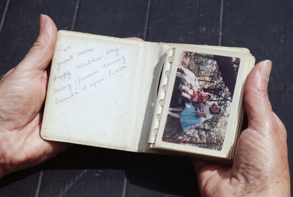 Lise Dua, Sororité, transmission, héritage, famille, éditions Isabelle Sauvage, mémoire, souvenirs, savoir, femme, mère, soeur, fille, livre, photographie, Frédéric Martin, chronique, 5ruedu, 