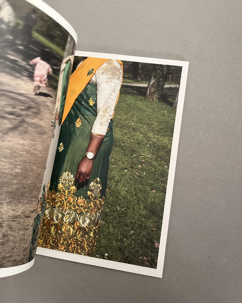 Géraldine Lay, La lune sourit le jour, éditions Sur la Crête, humanité, Chartes de Bretagne, Galerie Carré d'Art, résidence, territoire, altérité, lumière, poésie, délicatesse, tendresse, chronique, livre photo, photographie, 5ruedu, Frédéric Martin, 