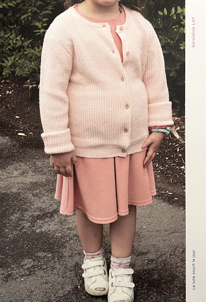 Géraldine Lay, La lune sourit le jour, éditions Sur la Crête, humanité, Chartes de Bretagne, Galerie Carré d'Art, résidence, territoire, altérité, lumière, poésie, délicatesse, tendresse, chronique, livre photo, photographie, 5ruedu, Frédéric Martin, 