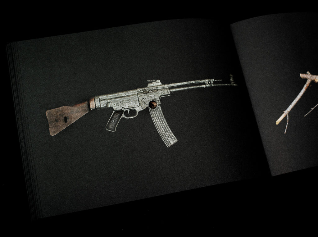 Once a year the stick shoots, Blow Up Press, Nastasiia Leliuk, Natalia Wiernik, guerre, jeu, enfance, Ukraine, arme, branche, nature, patriarcat, violence, règle, chronique, livre, photo, 5ruedu, Frédéric Martin, 
