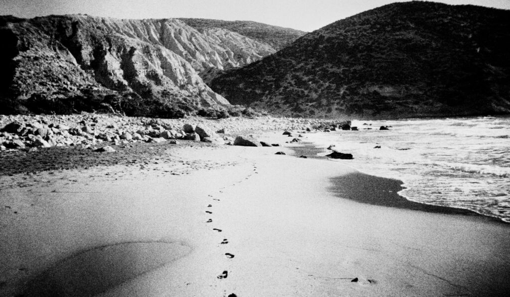 Stéphane Charpentier, Damien Daufresne, Editions Emulsion, éditions Le mulet, Mer, terre, voyages, enfance, désert, Trois mers et quatre terres, poésie, onirique, ville, fuir, grandir, 5ruedu, Frédéric Martin, chronique, livre, photographie, 