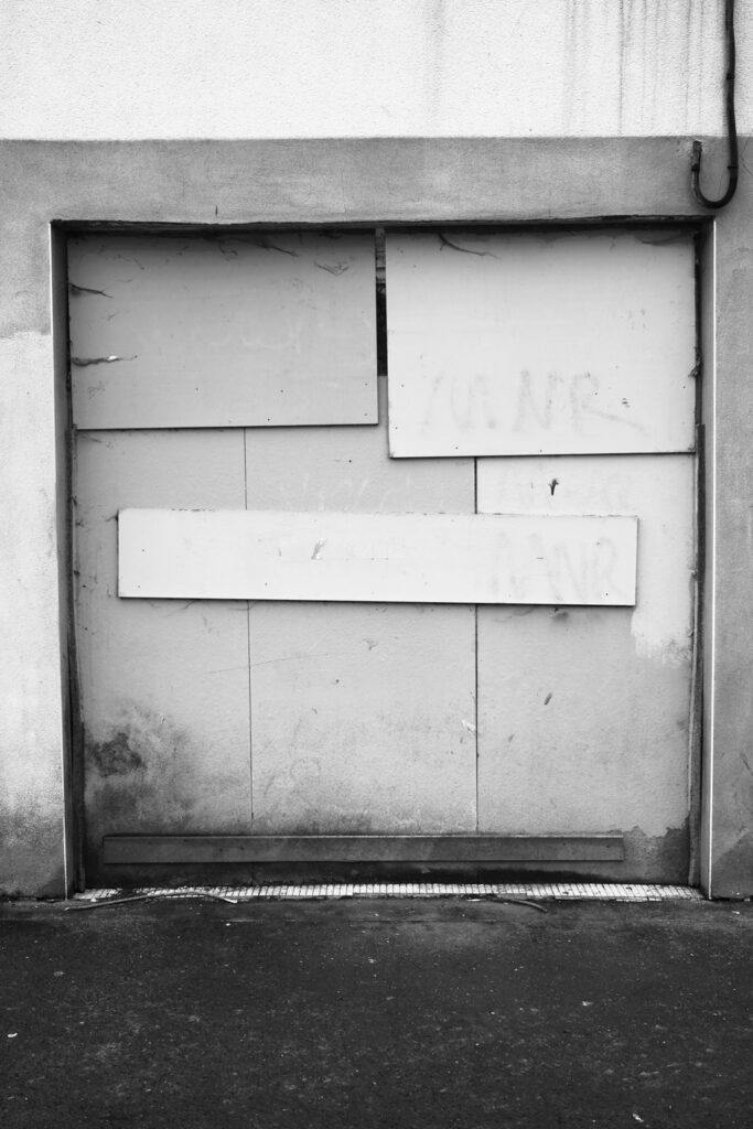 Romain Bagnard, Some Things go without saying, autoédité, portrait, villes, Europe, altérité, flash, rencontre, humain, existence, mur, béton, chronique, livre, photographie, Frédéric Martin, 5ruedu, 