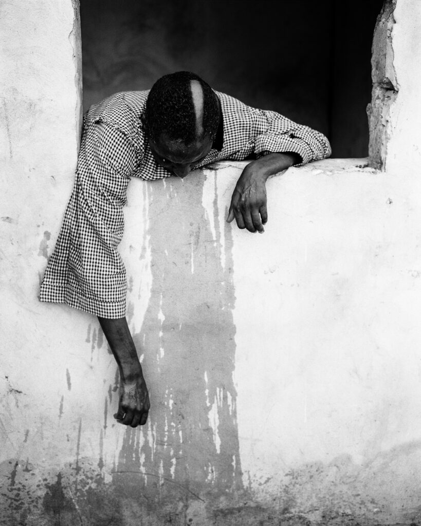 Marion Gronier, Quelque chose comme une araignée, Le bec en l'air, folie, murs, enfermement, France, Sénégal, écart, différence, visibilité, altérité, Frédéric Martin, 5ruedu, chronique, livre, photographie, 