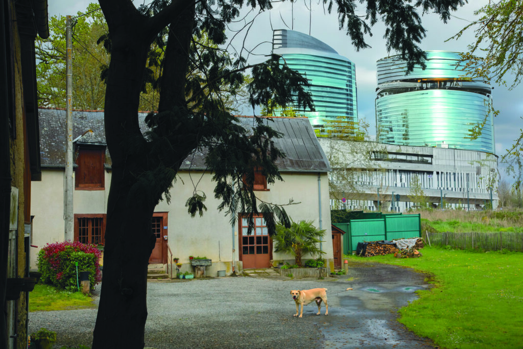 Jean Christian Bourcart, Une époque formidable, Les ailes de Caïus, éditions de Juillet, IA, avenir, futur, Rennes, mutation, territoire, faux, vrai, chronique, livre, photographie, Frédéric Martin, 5ruedu,