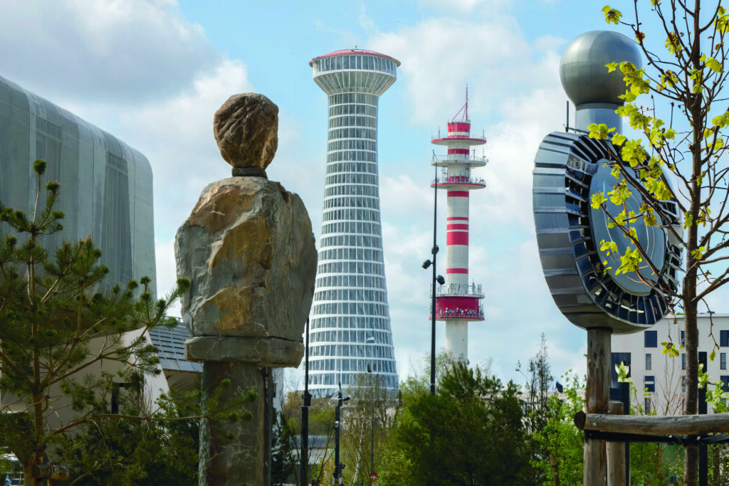 Jean Christian Bourcart, Une époque formidable, Les ailes de Caïus, éditions de Juillet, IA, avenir, futur, Rennes, mutation, territoire, faux, vrai, chronique, livre, photographie, Frédéric Martin, 5ruedu,