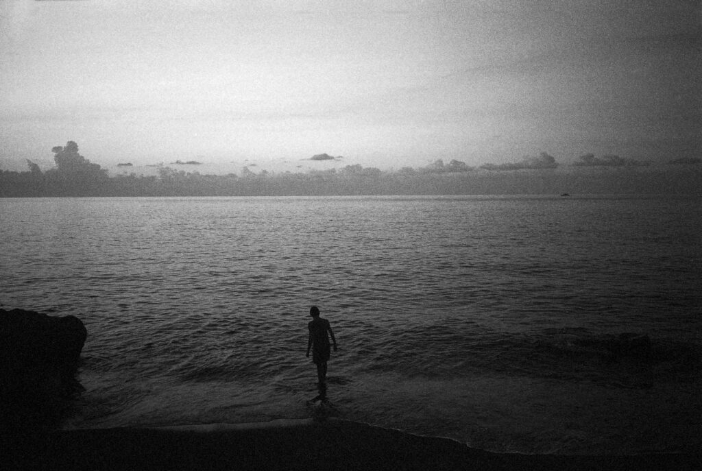 Jean-Pierre Angei, éditions Emulsions, IDDU, Stromboli, Italie, Volcan, Eoliennes, île, Nature, humain, lien, relation, vie, chronique, livre photo, Frédéric Martin, 5ruedu, 