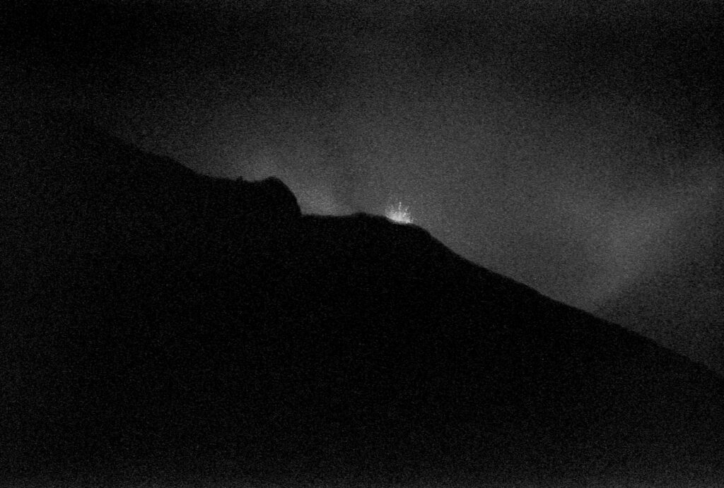 Jean-Pierre Angei, éditions Emulsions, IDDU, Stromboli, Italie, Volcan, Eoliennes, île, Nature, humain, lien, relation, vie, chronique, livre photo, Frédéric Martin, 5ruedu, 