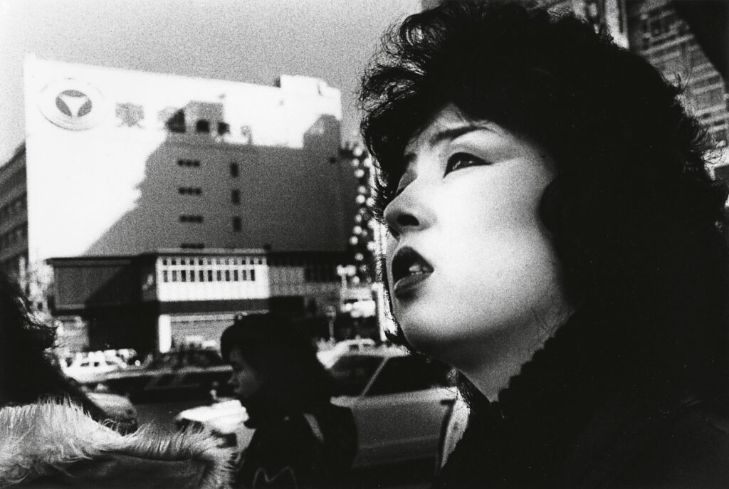 Photo Poche, 141, Daido Moriyama, noir et blanc, Japon, rue, Shinjuku, street photo, bouillonnement, ville, Frédéric Martin, 5ruedu, chronique, livre, photographie, 