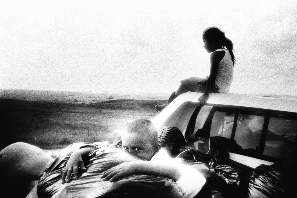 Simon Vansteenwinckel, Aux Ombres, éditions lamaindonne, Indiens, Lakotas, marche, Wounded Knee, mémoire, culture, défense, chronique, livre, photographie, 5ruedu, Frédéric Martin, 