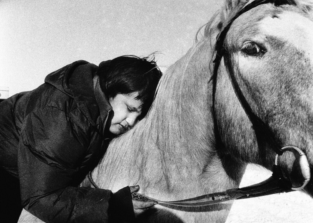 Simon Vansteenwinckel, Aux Ombres, éditions lamaindonne, Indiens, Lakotas, marche, Wounded Knee, mémoire, culture, défense, chronique, livre, photographie, 5ruedu, Frédéric Martin, 