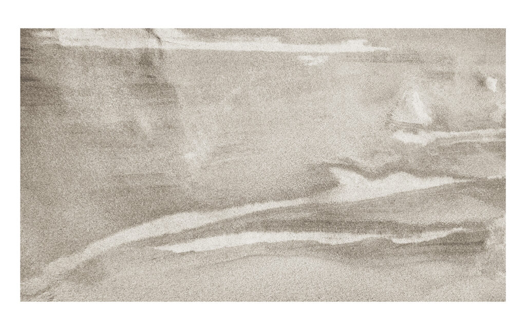 Camille Guichard, ces rivages perdus, galerie Rachel Hardouin, estran, montée des eaux, vague, sable, forêt, mer, ailleurs, cycle, marée, Frédéric Martin, 5ruedu, chronique, livre photo,