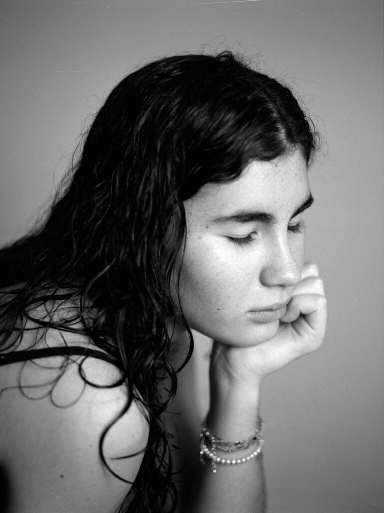 Louise Honée, Origini Edizioni, Ilias Georgiadis, Juno, Junon, jeune fille, cycle, mère, femme, enfant, demain, beauté, temps, Rilke, chronique, livre, photographie, Frédéric Martin, 5ruedu,