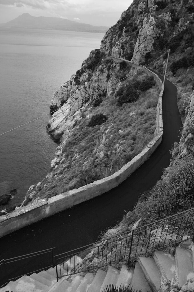 Mathieu Oui, autoédition, Sicile, Terramata, Colapesce, voyage, colonne, antiquité, humanité, traces, Frédéric Martin, 5ruedu, chronique, livre, photographies,