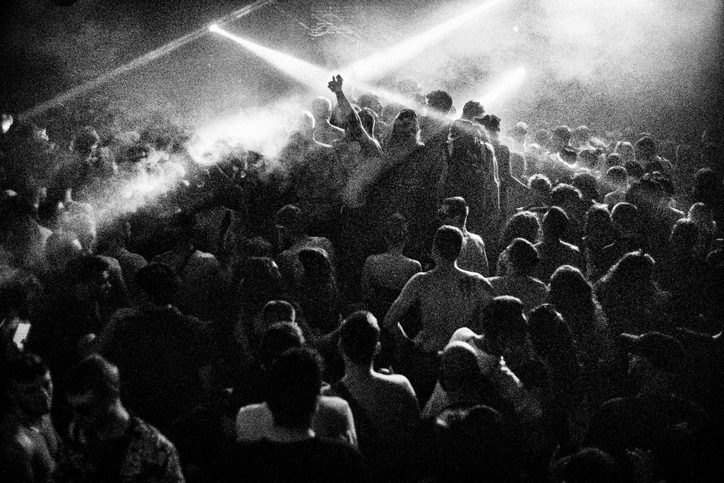 Quand vient la nuit, Fabrice Catérini, Saetta Books, nuit, livre, photo, fête, fuite, renaissance, chronique, Frédéric Martin, 5ruedu,