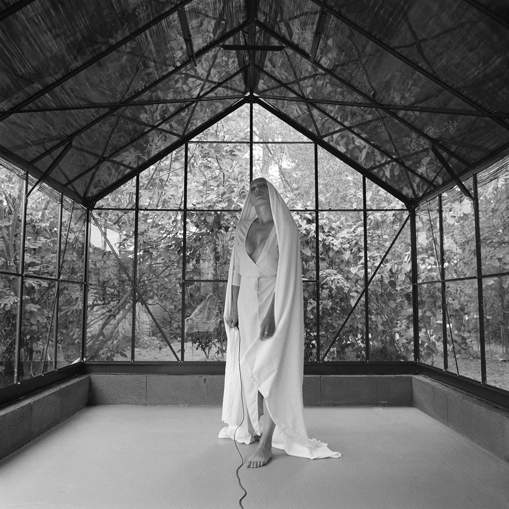 Marie Mons, Maison François Méchain, Autoportraits, femme, enfant, artsite, mémoire, lieu, portrait, jungle, vivant, 5ruedu, chronique, livre, photographie, Frédéric Martin,