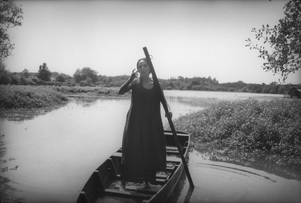 Gabrielle Duplantier, Pâle, Origini Edizioni, livre, femme, blancheur, mythe, déesse, douceur, mélancolie, monde, bois, force, photo, 5ruedu, Frédéric Martin, 
