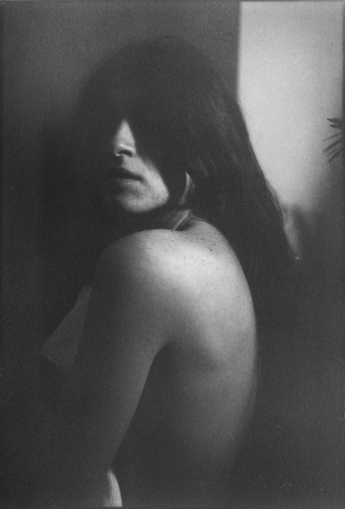 Gabrielle Duplantier, Pâle, Origini Edizioni, livre, femme, blancheur, mythe, déesse, douceur, mélancolie, monde, bois, force, photo, 5ruedu, Frédéric Martin, 