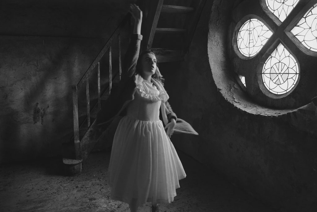 Gabrielle Duplantier, Pâle, Origini Edizioni, livre, femme, blancheur, mythe, déesse, douceur, mélancolie, monde, bois, force, photo, 5ruedu, Frédéric Martin, 